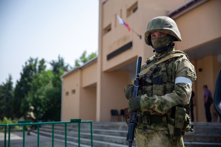 THE ROSGUARD SERVICEMEN AND EMPLOYEES ENSURE SAFE ISSUANCE OF RUSSIAN PASSPORTS IN THE KHERSON REGION