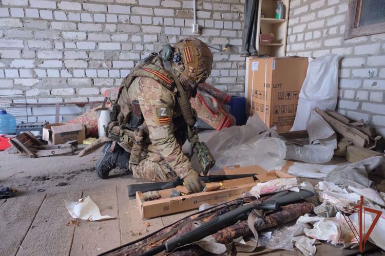THE ROSGUARD SPECIAL RAPID RESPONSE UNIT (SOBR) IN COOPERATION WITH THE EMPLOYEES OF THE LUGANSK PEOPLE’S REPUBLIC MINISTRY OF HOME AFFAIRS DETAINED AN OFFENDER FOR ILLEGAL STORAGE OF WEAPONS, AMMUNITION AND NARCOTICS